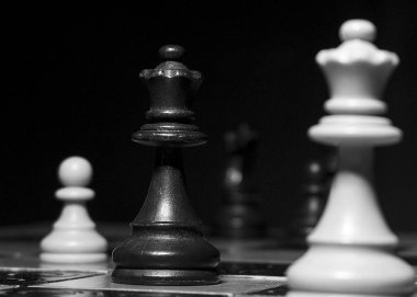 Satranç tahtasında fotoğraflanmış.