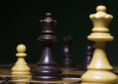 Satranç tahtasında fotoğraflanmış.