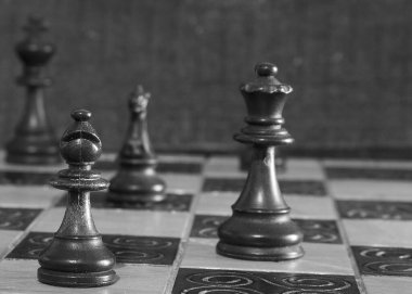 Satranç tahtasında fotoğraflanmış.