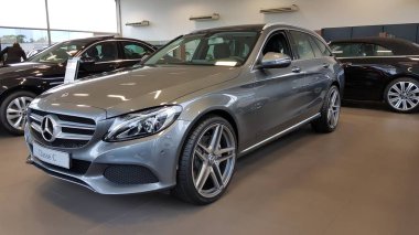 Otomobil fuarında yeni Mercedes arabası 
