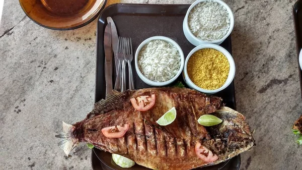 Pescado Arroz Utensilios Especias Bandeja — Foto de stock gratis