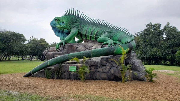 Sculptură Verde Iguana Parc — Fotografie de stoc gratuită