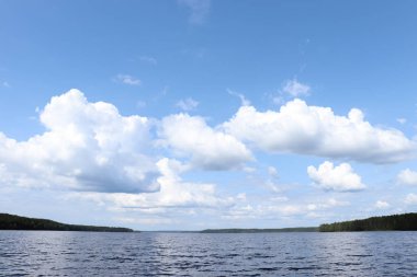 Güneşli havalarda gölün üzerinde büyük beyaz bulutlar