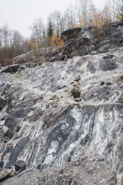 Kanyondaki beyaz mermer taş