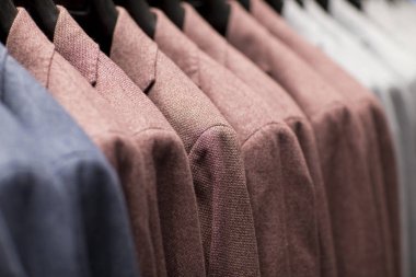 Erkekler satır asılı uygun. Şık ceket elbise R'a astı