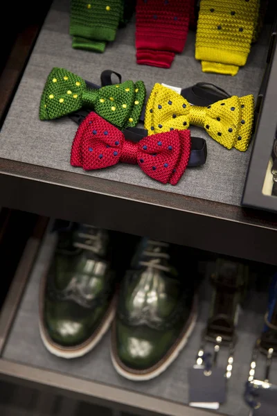 Muži módní doplňky v obchodě. Muži opasek, boty a kravatu. Stil — Stock fotografie