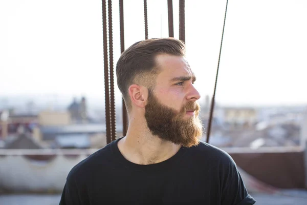 Sakallı adam bakıyorum şu sokağın ortasında poz.