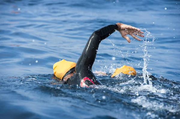 Ukjent svømmer til sjøs . – stockfoto