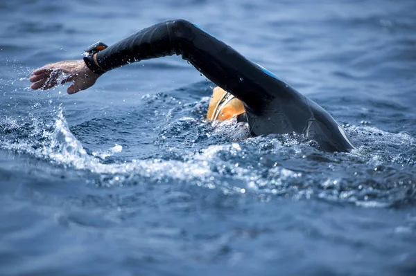 Unbekannter Schwimmer im Meer. — Stockfoto