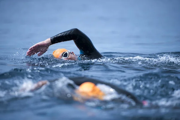 海で不明なスイマー. — ストック写真