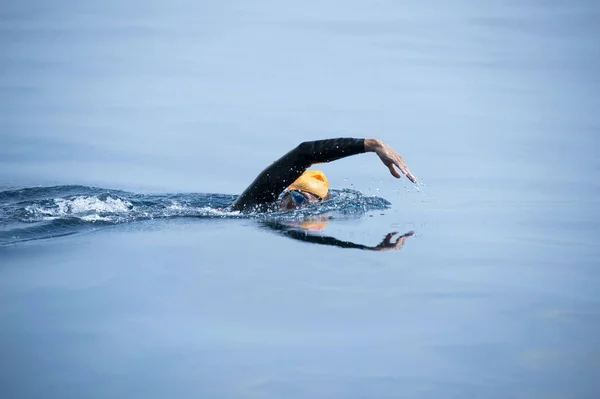 Άγνωστη κολυμβητής στη θάλασσα. — Φωτογραφία Αρχείου