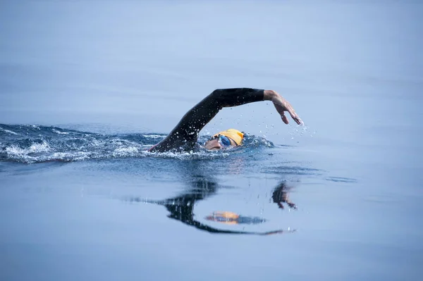 Unbekannter Schwimmer im Meer. — Stockfoto