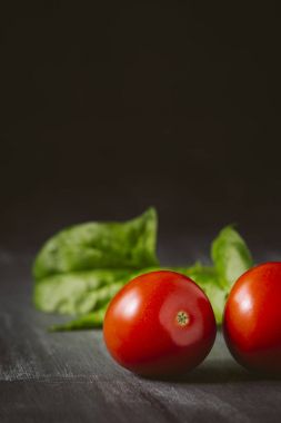 Domates siyah ahşap zemin.