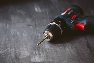 Ahşap arka plan üzerinde modern pil matkap. Matkap.