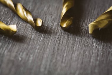 Matkap burguları farklı boyutlarda ahşap arka plan üzerinde izole.