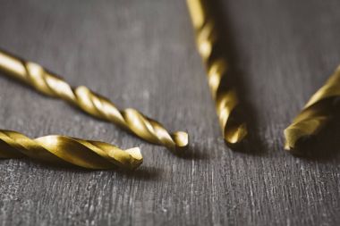 Matkap burguları farklı boyutlarda ahşap arka plan üzerinde izole.