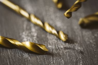 Matkap burguları farklı boyutlarda ahşap arka plan üzerinde izole.