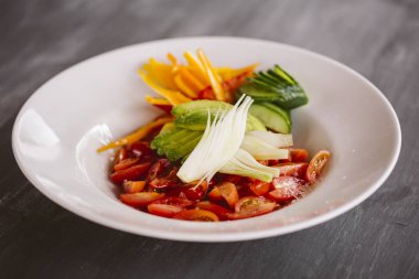 Vegan salata sebze ile.