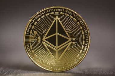 Altın ethereum sikke ahşap arka plan üzerinde.