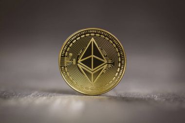 Altın ethereum sikke ahşap arka plan üzerinde.