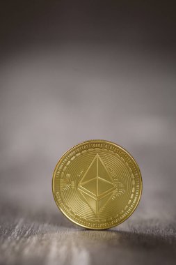 Altın ethereum sikke ahşap arka plan üzerinde.