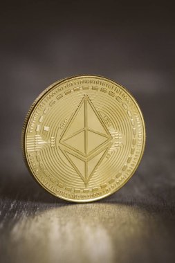 Altın ethereum sikke ahşap arka plan üzerinde.