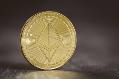 Altın ethereum sikke ahşap arka plan üzerinde.