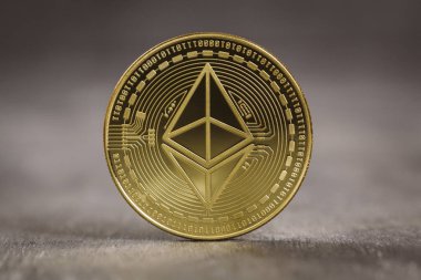 Altın ethereum sikke ahşap arka plan üzerinde.