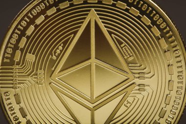 Altın ethereum sikke ahşap arka plan üzerinde.
