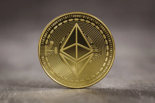 Golden ethereum pénzérme absztrakt fából készült háttér. — Stock Fotó