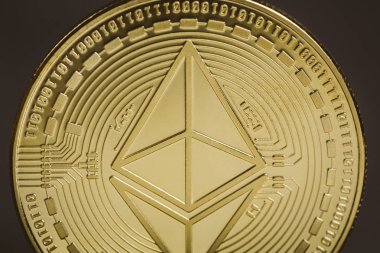 Altın ethereum sikke ahşap arka plan üzerinde.