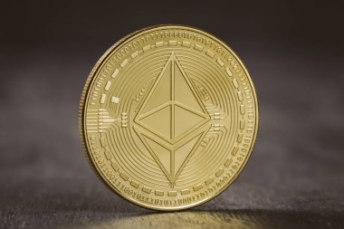 Altın ethereum sikke ahşap arka plan üzerinde.