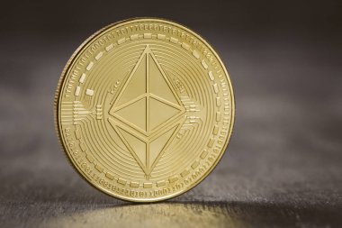 Altın ethereum sikke ahşap arka plan üzerinde.