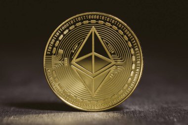 Altın ethereum sikke ahşap arka plan üzerinde.
