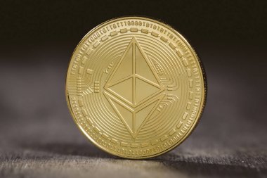 Altın ethereum sikke ahşap arka plan üzerinde.