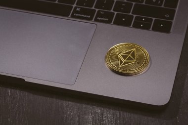 Altın sikke ethereum bir dizüstü bilgisayar üzerinde.