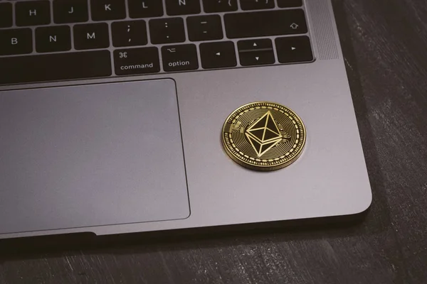 Arany érme ethereum-ra tető-ból egy laptop. — Stock Fotó