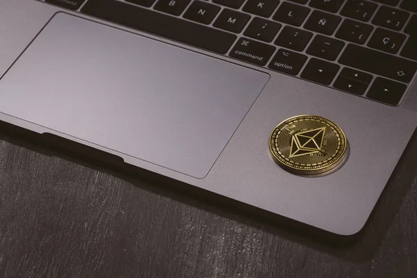 Gouden munten ethereum op de top van een laptop. — Stockfoto