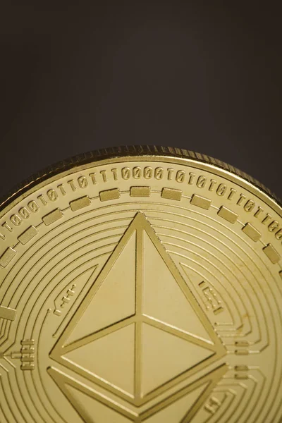 Moneda de oro etéreo sobre fondo abstracto de madera . Imagen de archivo