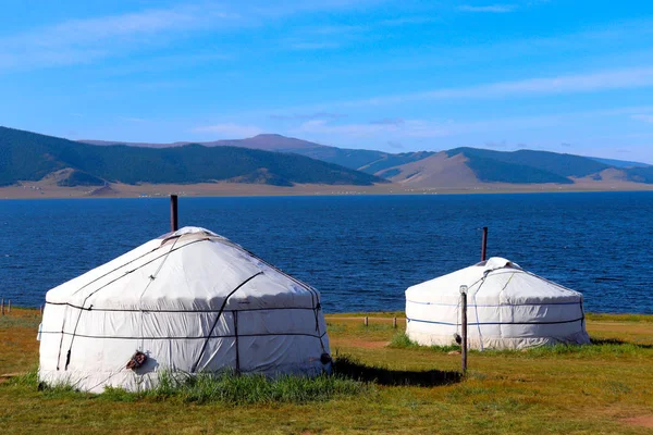 Mongol gers em Black Lake em um dia ensolarado — Fotografia de Stock