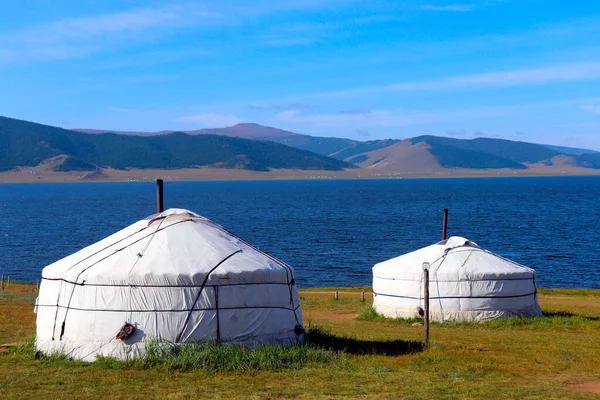 Mongol gers em Black Lake em um dia ensolarado — Fotografia de Stock