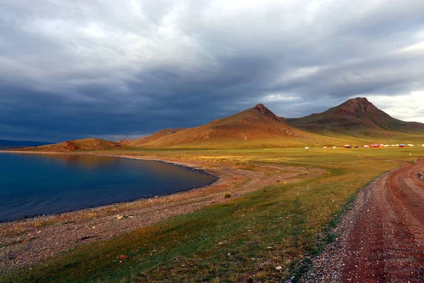 Lago negro na Mongólia durante o sol — Fotografia de Stock