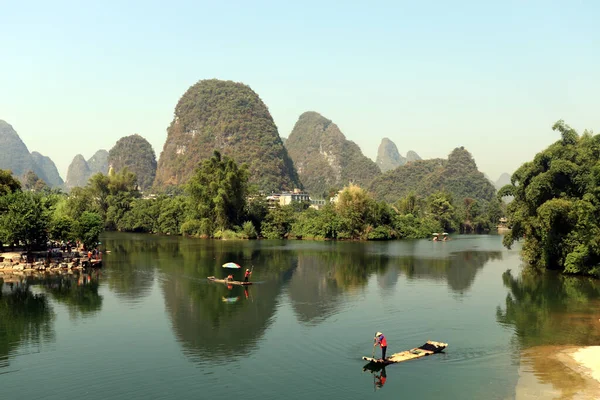 Βάρκες μπαμπού στο ποτάμι σε guilin — Φωτογραφία Αρχείου