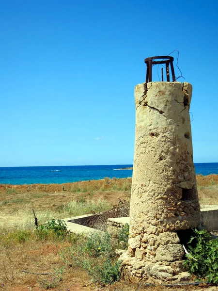 Um farol velho em uma ruína na grécia — Fotografia de Stock