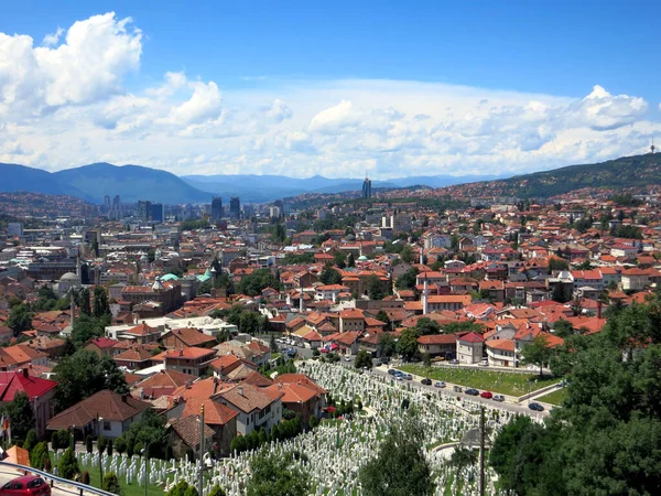 Белые мусульманские надгробия в прекрасный летний день в Сараево, Босния и Герцеговина — стоковое фото