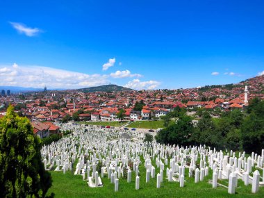 Saraybosna, Bosna-Hersek 'te güzel bir yaz gününde beyaz Müslüman mezar taşları