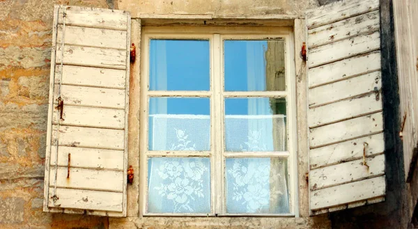 Janela em uma cidade velha em kotor, monten= — Fotografia de Stock