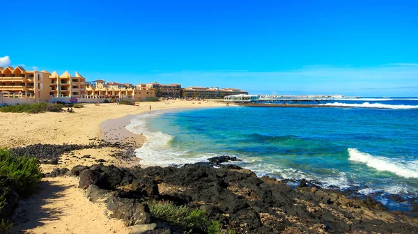 Kanarya Adaları 'ndaki sahilde dalgalar