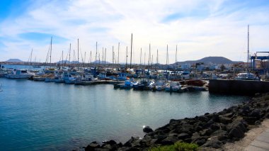 İspanya Kanarya Adaları 'nda bir sürü gemisi olan liman.