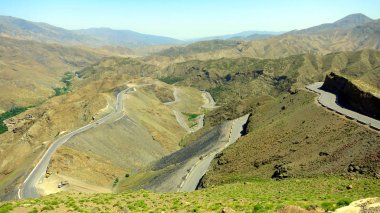 Fas yol tepeleri ve Atlas Dağları manzarası